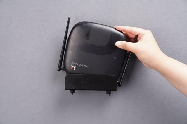 POUT STREAMING DEVICE WALL MOUNTING BRACKET 2
