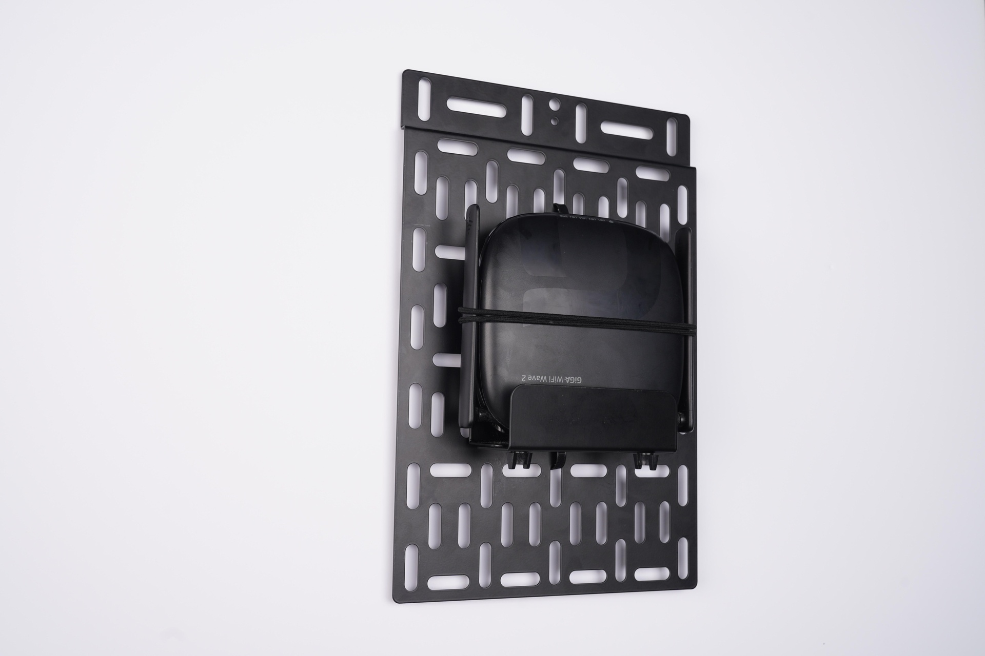 POUT STREAMING DEVICE TV MOUNTING BRACKET 8