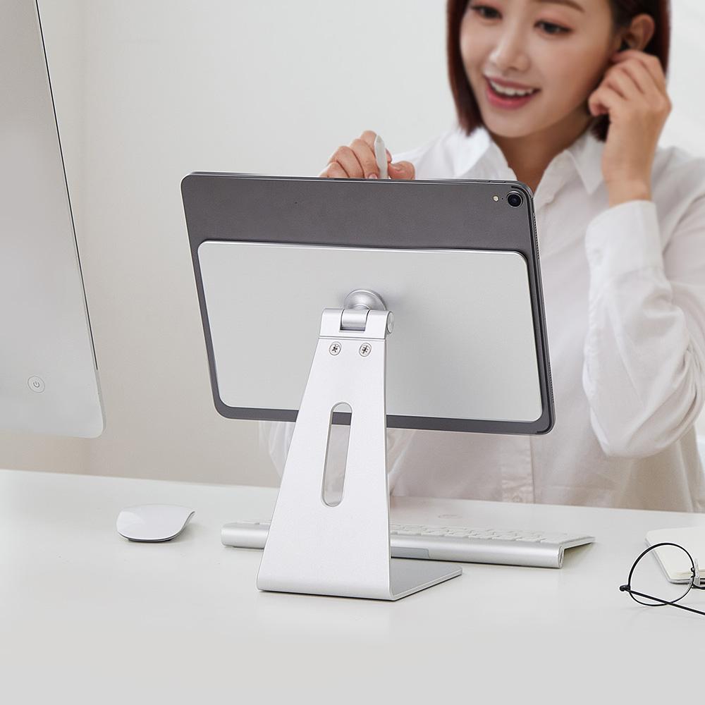 Eyes 11  iPad Pro Stand - (11") 19